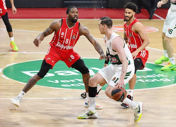 04.03.2021, xemx, Basketball BBL Bundesliga, FC Bayern Muenchen Basketball - Panathinaikos Athen emspor, v.l. Jalen Reynolds (FC Bayern Basketball), Mario Hezonja (Panathinaikos Athen) Zweikampf, Duell, Kampf, tackle Muenchen