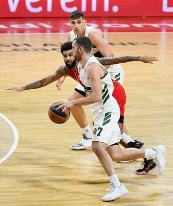04.03.2021, xemx, Basketball BBL Bundesliga, FC Bayern Muenchen Basketball - Panathinaikos Athen emspor, v.l. Dennis Jerome Seeley (FC Bayern Basketball), Eleftherios Bochoridis (Panathinaikos Athen) Zweikampf, Duell, Kampf, tackle Muenchen