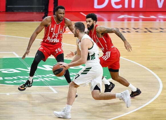 04.03.2021, xemx, Basketball BBL Bundesliga, FC Bayern Muenchen Basketball - Panathinaikos Athen emspor, v.l. Ja Juan Johnson (FC Bayern Basketball), Eleftherios Bochoridis (Panathinaikos Athen), Dennis Jerome Seeley (FC Bayern Basketball) Zweikampf, Duell, Kampf, tackle Muenchen