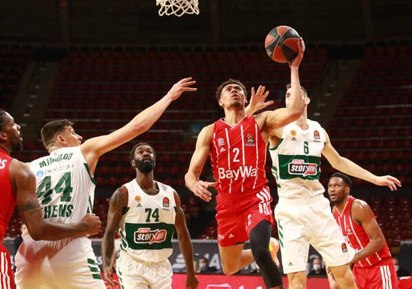 2 Wade Baldwin (FCBB) rot, gegen 6 Georgios Papagiannis und 74 Howard Sant-Roos (Panathinaikos) Basketball, EuroLeague, FC Bayern München vs. Panathinaikos OPAP im Audi Dome, 04.03.2021 FOTO: Mladen Lackovic LakoPress