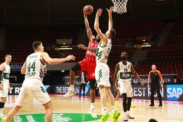 8 Jalen Reynolds (FCBB) rot, gegen 6 Georgios Papagiannis (Panathinaikos) Basketball, EuroLeague, FC Bayern München vs. Panathinaikos OPAP im Audi Dome, 04.03.2021 FOTO: Mladen Lackovic LakoPress