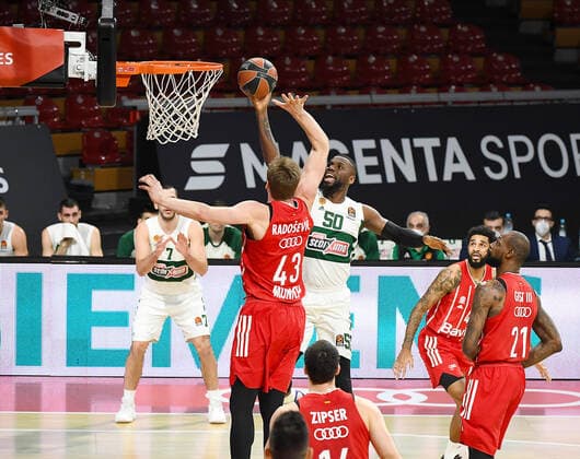 04.03.2021, xemx, Basketball BBL Bundesliga, FC Bayern Muenchen Basketball - Panathinaikos Athen emspor, v.l. Leon Radosevic (FC Bayern Basketball), Ben Bentil (Panathinaikos Athen) Zweikampf, Duell, Kampf, tackle Muenchen