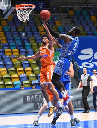 04.03.2021, xhbx, Basketball BBL Bundesliga, Frankfurt Skyliners - Rasta Vechta emspor, v.l. Edgar Sosa (Rasta Vechta), Matt Mobley (Fraport Skyliners Frankfurt) (DFL DFB REGULATIONS PROHIBIT ANY USE OF PHOTOGRAPHS as IMAGE SEQUENCES and or QUASI-VIDEO) Frankfurt am Main