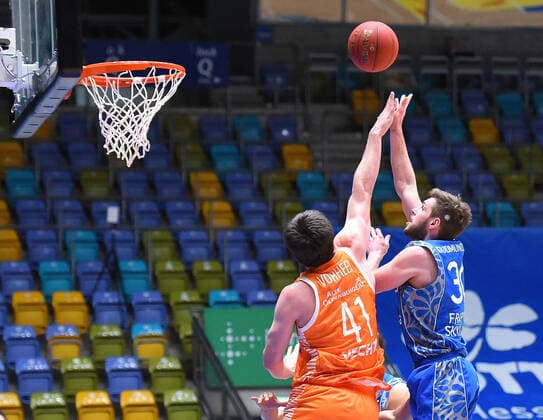 04.03.2021, xhbx, Basketball BBL Bundesliga, Frankfurt Skyliners - Rasta Vechta emspor, v.l. Will Vorhess (Rasta Vechta), Jon Axel Gudmundsson (Fraport Skyliners Frankfurt) (DFL DFB REGULATIONS PROHIBIT ANY USE OF PHOTOGRAPHS as IMAGE SEQUENCES and or QUASI-VIDEO) Frankfurt am Main