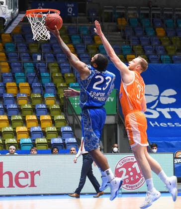 04.03.2021, xhbx, Basketball BBL Bundesliga, Frankfurt Skyliners - Rasta Vechta emspor, v.l. Quantez Robertson (Fraport Skyliners Frankfurt), Robin Christen (Rasta Vechta) (DFL DFB REGULATIONS PROHIBIT ANY USE OF PHOTOGRAPHS as IMAGE SEQUENCES and or QUASI-VIDEO) Frankfurt am Main