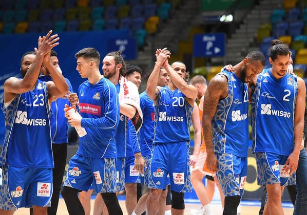 04.03.2021, xhbx, Basketball BBL Bundesliga, Frankfurt Skyliners - Rasta Vechta emspor, v.l. Spieler, Mannschaft von Frankfurt Skyliners jubeln jubelt nach Spielende. (DFL DFB REGULATIONS PROHIBIT ANY USE OF PHOTOGRAPHS as IMAGE SEQUENCES and or QUASI-VIDEO) Frankfurt am Main