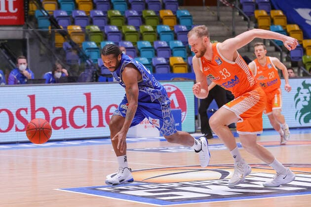 Fraport Skyliners - RASTA Vechta, easyCredit BBL Quantez Robertson (Fraport Skyliners, 23) schneller als Robin Christen (RASTA Vechta, 33). Basketball-Spiel der easyCredit BBL zwischen den Fraport Skyliners und RASTA Vechta am 4. Maerz 2021 in der Fraport-Arena in Frankfurt am Main., Frankfurt am Main Hessen Deutschland Fraport-Arena