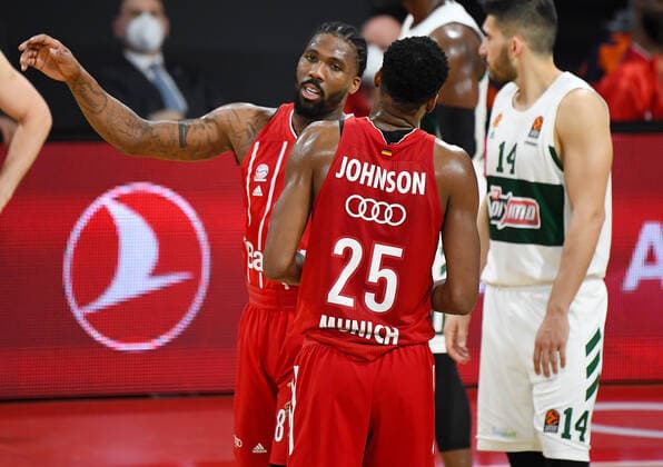 04.03.2021, xemx, Basketball BBL Bundesliga, FC Bayern Muenchen Basketball - Panathinaikos Athen emspor, v.l. Jalen Reynolds (FC Bayern Basketball), Ja Juan Johnson (FC Bayern Basketball) gibt Anweisungen, gestikuliert mit den Armen, gesticulate, gives instructions Muenchen