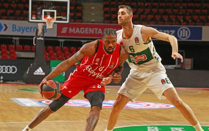 8 Jalen Reynolds (FCBB) rot, gegen 6 Georgios Papagiannis (Panathinaikos) Basketball, EuroLeague, FC Bayern München vs. Panathinaikos OPAP im Audi Dome, 04.03.2021 FOTO: Mladen Lackovic LakoPress