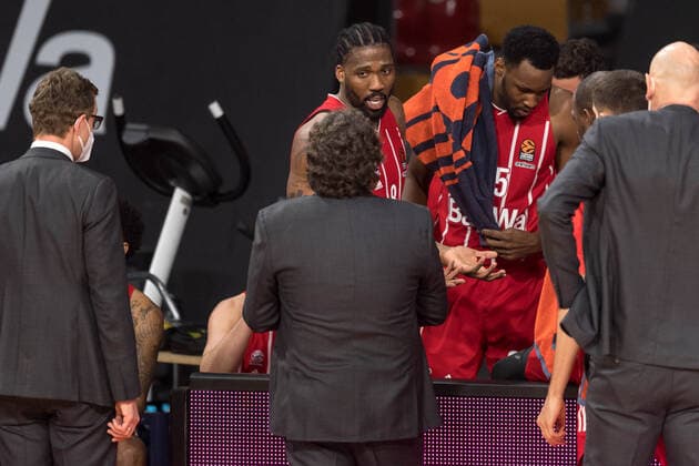 Basketball, Euroleague, FC Bayern München - Panathinaikos Athen. Im Bild Jalen REYNOLDS (FC Bayern München, 8) und Head Coach des FC Bayern München Andrea TRINCHIERI. München Audi Dome Bayern Deutschland Copyright: Passion2Press.dex xMarkusxFischerx