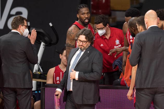 Basketball, Euroleague, FC Bayern München - Panathinaikos Athen. Im Bild Head Coach des FC Bayern München Andrea TRINCHIERI wendet sich von Jalen REYNOLDS (FC Bayern München, 8) ab. München Audi Dome Bayern Deutschland Copyright: Passion2Press.dex xMarkusxFischerx