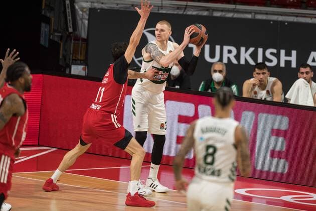 Basketball, Euroleague, FC Bayern München - Panathinaikos Athen. Im Bild Vladimir LUCIC (FC Bayern München, 11) und Aaron WHITE (Panathinaikos Athen, 30). München Audi Dome Bayern Deutschland Copyright: Passion2Press.dex xMarkusxFischerx