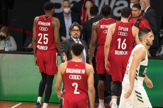 Basketball, Euroleague, FC Bayern München - Panathinaikos Athen. Im Bild Head Coach des FC Bayern München Andrea TRINCHIERI und Wade BALDWIN (FC Bayern München, 2) klatschen zur Halbzeit ab. München Audi Dome Bayern Deutschland Copyright: Passion2Press.dex xMarkusxFischerx