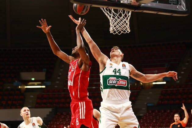 25 JaJuan Johnson (FCBB) rot, gegen 44 Dinos Mitoglou (Panathinaikos) Basketball, EuroLeague, FC Bayern München vs. Panathinaikos OPAP im Audi Dome, 04.03.2021 FOTO: Mladen Lackovic LakoPress