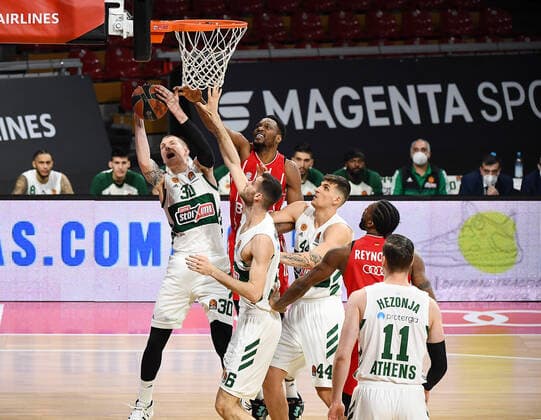 04.03.2021, xemx, Basketball BBL Bundesliga, FC Bayern Muenchen Basketball - Panathinaikos Athen emspor, v.l. Aaron White (Panathinaikos Athen), Ja Juan Johnson (FC Bayern Basketball) Zweikampf, Duell, Kampf, tackle Muenchen