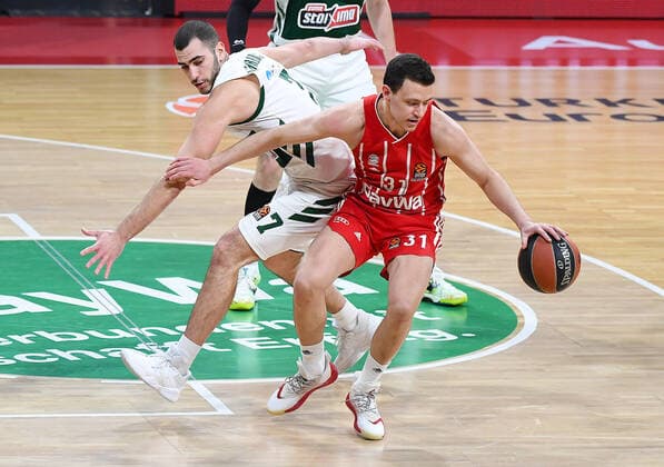 04.03.2021, xemx, Basketball BBL Bundesliga, FC Bayern Muenchen Basketball - Panathinaikos Athen emspor, v.l. Eleftherios Bochoridis (Panathinaikos Athen), Zan Mark Sisko (FC Bayern Basketball) Zweikampf, Duell, Kampf, tackle Muenchen