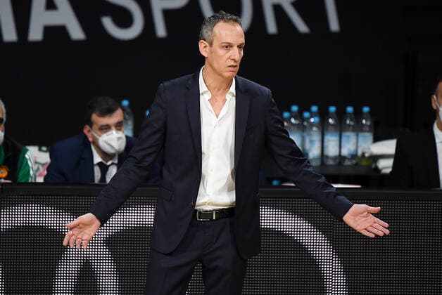 04.03.2021, xemx, Basketball BBL Bundesliga, FC Bayern Muenchen Basketball - Panathinaikos Athen emspor, v.l. Cheftrainer Oded Kattash (Panathinaikos Athen) gibt Anweisungen, gestikuliert mit den Armen, gesticulate, gives instructions Muenchen