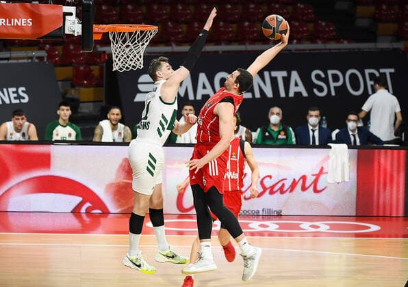 04.03.2021, xemx, Basketball BBL Bundesliga, FC Bayern Muenchen Basketball - Panathinaikos Athen emspor, v.l. Mario Hezonja (Panathinaikos Athen), Paul Zipser (FC Bayern Basketball) mit Dunking Muenchen