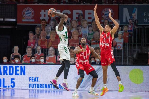 Howard Sant-Roos 74 (Panathinaikos Athen), Jalen Reynolds 8 (FC Bayern), Wade Baldwin 2 (FC Bayern), FC Bayern Basketball vs. Panathinaikos Athen, EuroLeague, 04.03.2021 Muenchen Bayern Deutschland