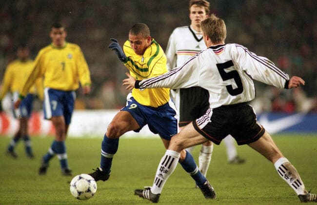 25.03.98 Deutschland - Brasilien Deutschland, Stuttgart, 25.03.1998, FIFA, Länderspiel, DFB Deutschland - Brasilien (1:2): v.l. Ronaldo (Brasilien), Thomas Helmer (Deutschland). *** 25 03 98 Germany Brazil Germany, Stuttgart, 25 03 1998, FIFA, international match, DFB Germany Brazil 1 2 v l Ronaldo Brazil , Thomas Helmer Germany