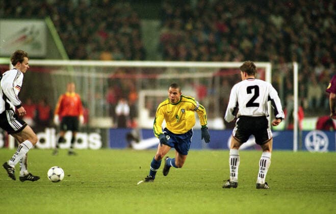 25.03.98 Deutschland - Brasilien Deutschland, Stuttgart, 25.03.1998, FIFA, Länderspiel, DFB Deutschland - Brasilien (1:2): v.l. Dietmar Hamann (Deutschland), Ronaldo (Brasilien). *** 25 03 98 Germany Brazil Germany, Stuttgart, 25 03 1998, FIFA, international match, DFB Germany Brazil 1 2 v l Dietmar Hamann Germany , Ronaldo Brazil