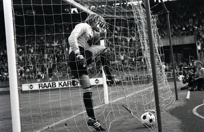 24.08.82 VfB Stuttgart - FC Schalke 04 Deutschland, Stuttgart, 24.08.1982, Fussball, Bundesliga, Saison 1982 1983, VfB Stuttgart - FC Schalke 04 (2:1): Norbert Nigbur (FC Schalke 04).
