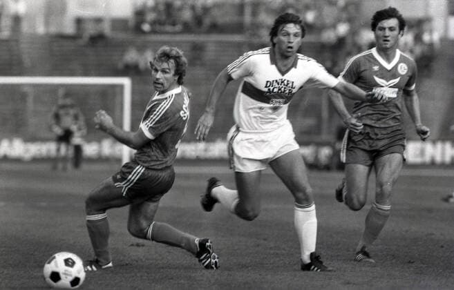 24.08.82 VfB Stuttgart - FC Schalke 04 Deutschland, Stuttgart, 24.08.1982, Fussball, Bundesliga, Saison 1982 1983, VfB Stuttgart - FC Schalke 04 (2:1): v.l. Bernard Dietz (FC Schalke 04), Kurt Niedermayer (VfB Stuttgart).