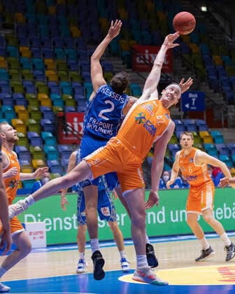 Sport Bilder des Tages Fraport Skyliners - RASTA Vechta, easyCredit BBL Dennis Clifford (RASTA Vechta, 42) gegen Quantez Robertson (Fraport Skyliners, 23). Basketball-Spiel der easyCredit BBL zwischen den Fraport Skyliners und RASTA Vechta am 4. Maerz 2021 in der Fraport-Arena in Frankfurt am Main., Frankfurt am Main Hessen Deutschland Fraport-Arena
