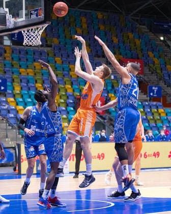 Fraport Skyliners - RASTA Vechta, easyCredit BBL Tim Hasbargen (RASTA Vechta, 6) wirft zum Korb, links verteidigt Matt Mobley (Fraport Skyliners, 1), rechts Rasheed Moore (Fraport Skyliners, 20). Basketball-Spiel der easyCredit BBL zwischen den Fraport Skyliners und RASTA Vechta am 4. Maerz 2021 in der Fraport-Arena in Frankfurt am Main., Frankfurt am Main Hessen Deutschland Fraport-Arena