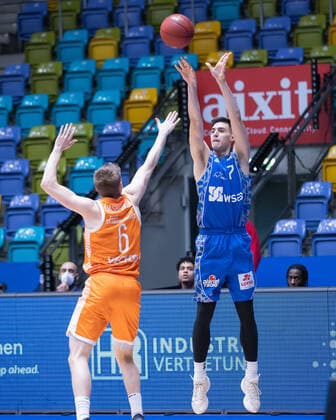 Fraport Skyliners - RASTA Vechta, easyCredit BBL Distanzwurf von Bruno Vrcic (Fraport Skyliners, 7) gegen Tim Hasbargen (RASTA Vechta, 6).. Basketball-Spiel der easyCredit BBL zwischen den Fraport Skyliners und RASTA Vechta am 4. Maerz 2021 in der Fraport-Arena in Frankfurt am Main., Frankfurt am Main Hessen Deutschland Fraport-Arena