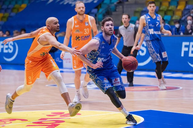 Fraport Skyliners - RASTA Vechta, easyCredit BBL Foulspiel von Stefan Peno (RASTA Vechta, 4) an Jon Axel Gudmundsson (Fraport Skyliners, 30). Basketball-Spiel der easyCredit BBL zwischen den Fraport Skyliners und RASTA Vechta am 4. Maerz 2021 in der Fraport-Arena in Frankfurt am Main., Frankfurt am Main Hessen Deutschland Fraport-Arena