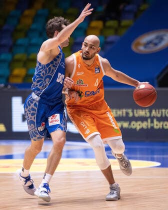 Fraport Skyliners - RASTA Vechta, easyCredit BBL Stefan Peno (RASTA Vechta, 4, rechts) wird von Joe Rahon (Fraport Skyliners, 18) angegriffen. Basketball-Spiel der easyCredit BBL zwischen den Fraport Skyliners und RASTA Vechta am 4. Maerz 2021 in der Fraport-Arena in Frankfurt am Main., Frankfurt am Main Hessen Deutschland Fraport-Arena