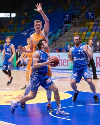 Fraport Skyliners - RASTA Vechta, easyCredit BBL Bjoern Rohwer (RASTA Vechta, 22) verteidigt gegen den anstuermenden Joe Rahon (Fraport Skyliners, 18). Rechts im Hintergrund Marco Voeller (Fraport Skyliners, 33). Basketball-Spiel der easyCredit BBL zwischen den Fraport Skyliners und RASTA Vechta am 4. Maerz 2021 in der Fraport-Arena in Frankfurt am Main., Frankfurt am Main Hessen Deutschland Fraport-Arena