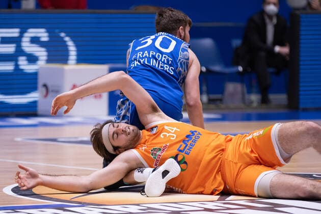 Fraport Skyliners - RASTA Vechta, easyCredit BBL Jesse Hunt (RASTA Vechta, 34) ist gemeinsam mit Jon Axel Gudmundsson (Fraport Skyliners, 30) im Zweikampf zu Boden gegangen. Basketball-Spiel der easyCredit BBL zwischen den Fraport Skyliners und RASTA Vechta am 4. Maerz 2021 in der Fraport-Arena in Frankfurt am Main., Frankfurt am Main Hessen Deutschland Fraport-Arena