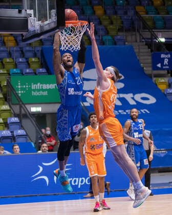 Fraport Skyliners - RASTA Vechta, easyCredit BBL Dunking von Kamari Murphy (Fraport Skyliners, 21) gegen Dennis Clifford (RASTA Vechta, 42). Basketball-Spiel der easyCredit BBL zwischen den Fraport Skyliners und RASTA Vechta am 4. Maerz 2021 in der Fraport-Arena in Frankfurt am Main., Frankfurt am Main Hessen Deutschland Fraport-Arena