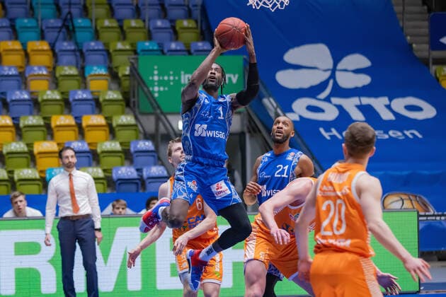 Fraport Skyliners - RASTA Vechta, easyCredit BBL Matt Mobley (Fraport Skyliners, 1) setzt an zu einem Korbleger, hinter ihm Kamari Murphy (Fraport Skyliners, 21). Basketball-Spiel der easyCredit BBL zwischen den Fraport Skyliners und RASTA Vechta am 4. Maerz 2021 in der Fraport-Arena in Frankfurt am Main., Frankfurt am Main Hessen Deutschland Fraport-Arena