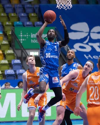 Fraport Skyliners - RASTA Vechta, easyCredit BBL Matt Mobley (Fraport Skyliners, 1) setzt an zu einem Korbleger, hinter ihm Tim Hasbargen (RASTA Vechta, 6), Kamari Murphy (Fraport Skyliners, 21) und Dennis Clifford (RASTA Vechta, 42). Basketball-Spiel der easyCredit BBL zwischen den Fraport Skyliners und RASTA Vechta am 4. Maerz 2021 in der Fraport-Arena in Frankfurt am Main., Frankfurt am Main Hessen Deutschland Fraport-Arena