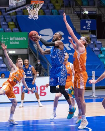 Fraport Skyliners - RASTA Vechta, easyCredit BBL Kamari Murphy (Fraport Skyliners, 21) setzt sich gegen Dennis Clifford (RASTA Vechta, 42) durch. Basketball-Spiel der easyCredit BBL zwischen den Fraport Skyliners und RASTA Vechta am 4. Maerz 2021 in der Fraport-Arena in Frankfurt am Main., Frankfurt am Main Hessen Deutschland Fraport-Arena