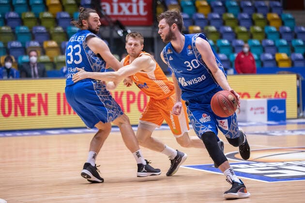 Fraport Skyliners - RASTA Vechta, easyCredit BBL Spielaufbau durch Jon Axel Gudmundsson (Fraport Skyliners, 30), waehrend Marco Voeller (Fraport Skyliners, 33) Tim Hasbargen (RASTA Vechta, 6) blockt. Basketball-Spiel der easyCredit BBL zwischen den Fraport Skyliners und RASTA Vechta am 4. Maerz 2021 in der Fraport-Arena in Frankfurt am Main., Frankfurt am Main Hessen Deutschland Fraport-Arena