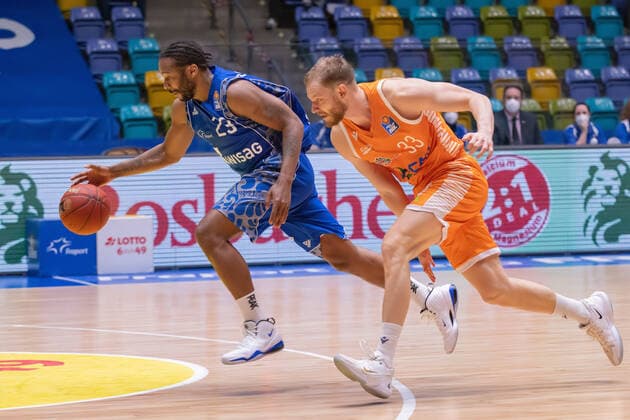 Fraport Skyliners - RASTA Vechta, easyCredit BBL Quantez Robertson (Fraport Skyliners, 23) schneller als Robin Christen (RASTA Vechta, 33). Basketball-Spiel der easyCredit BBL zwischen den Fraport Skyliners und RASTA Vechta am 4. Maerz 2021 in der Fraport-Arena in Frankfurt am Main., Frankfurt am Main Hessen Deutschland Fraport-Arena