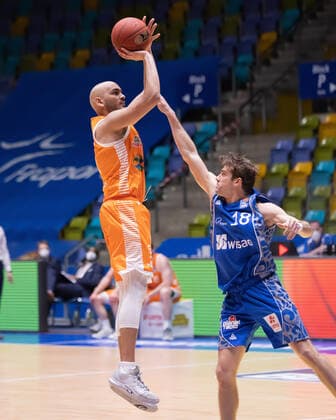 Fraport Skyliners - RASTA Vechta, easyCredit BBL Joe Rahon (Fraport Skyliners, 18) versucht den Wurf von Stefan Peno (RASTA Vechta, 4) zu blocken. Basketball-Spiel der easyCredit BBL zwischen den Fraport Skyliners und RASTA Vechta am 4. Maerz 2021 in der Fraport-Arena in Frankfurt am Main., Frankfurt am Main Hessen Deutschland Fraport-Arena