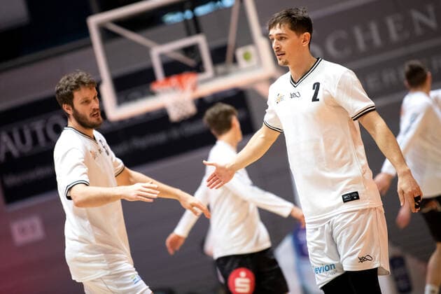BARMER 2. Basketball Bundesliga ProA Saison 2020 2021 Spieltag 24 am 5.3.2021 Science City Jena vs Nürnberg Falcons BC v.re. Science City Jena Kapitän Dennis Nawrocki (Jena) vor seinem ersten Spiel nach langer Verletzung. Klatscht mit Stephan Haukohl (Jena) ab Sparkassen Arena Jena