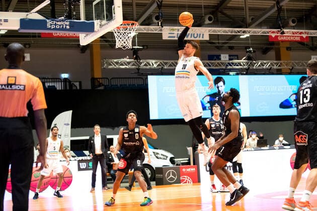 BARMER 2. Basketball Bundesliga ProA Saison 2020 2021 Spieltag 24 am 5.3.2021 Science City Jena vs Nürnberg Falcons BC Andrew David Smith (Jena) dunkt den Ball spektakulär Sparkassen Arena Jena
