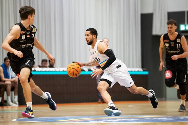 BARMER 2. Basketball Bundesliga ProA Saison 2020 2021 Spieltag 24 am 5.3.2021 Science City Jena vs Nürnberg Falcons BC Marcus Darnell Tyus (Jena) am Ball Sparkassen Arena Jena