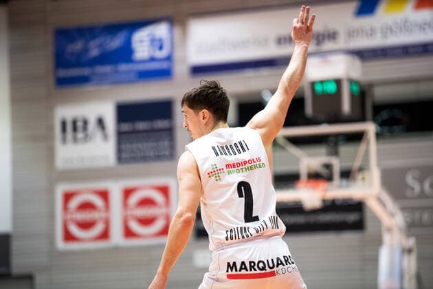 BARMER 2. Basketball Bundesliga ProA Saison 2020 2021 Spieltag 24 am 5.3.2021 Science City Jena vs Nürnberg Falcons BC Dennis Nawrocki (Jena) jubelt über einen erfolgreichen 3 Punkt Wurf Sparkassen Arena Jena