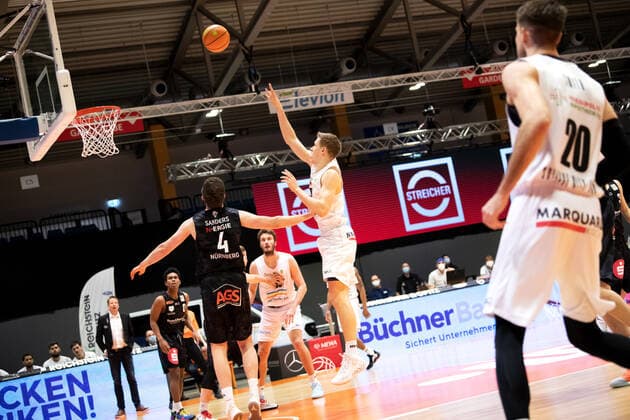 BARMER 2. Basketball Bundesliga ProA Saison 2020 2021 Spieltag 24 am 5.3.2021 Science City Jena vs Nürnberg Falcons BC Mitte: Robin Carl Lodders (Jena) beim Korbleger gegen links Moritz Sanders (Nürnberg) Sparkassen Arena Jena