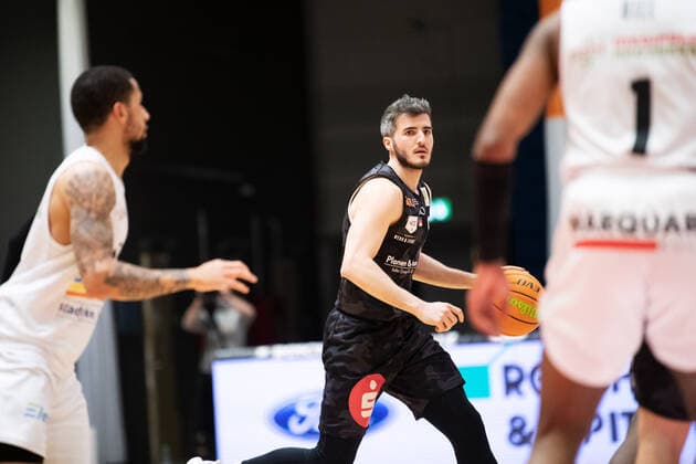 BARMER 2. Basketball Bundesliga ProA Saison 2020 2021 Spieltag 24 am 5.3.2021 Science City Jena vs Nürnberg Falcons BC Mitte: Martin Bogdanov (Nürnberg) am Ball Sparkassen Arena Jena