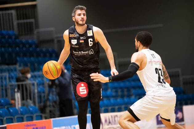 BARMER 2. Basketball Bundesliga ProA Saison 2020 2021 Spieltag 24 am 5.3.2021 Science City Jena vs Nürnberg Falcons BC v.li. am Ball Martin Bogdanov (Nürnberg) gegen Marcus Darnell Tyus (Jena) Sparkassen Arena Jena