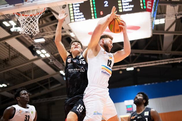 BARMER 2. Basketball Bundesliga ProA Saison 2020 2021 Spieltag 24 am 5.3.2021 Science City Jena vs Nürnberg Falcons BC v.re. beim Rebound Melvin Jostmann (Jena) gegen Fynn Fischer (Nürnberg) Sparkassen Arena Jena