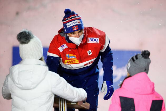 Nordische Ski WM in Oberstdorf, Langlauf, 15km Freistil der Herren, Siegerehrung 210305 Hans Christer Holund of Norway receives his gold medal at a medal ceremony for the men s 15 km Free Technique during the FIS Nordic Ski World Championships on March 5, 2021 in Oberstdorf. Photo: Johanna Lundberg BILDBYRAN kod JL JL0099 skidor cross-country skiing langrenn fis nordic world ski championships vm ski-vm skid-vm medaljceremoni medal ceremony 9 bbeng jubel Copyright: JOHANNAxLUNDBERG BB210305JL124